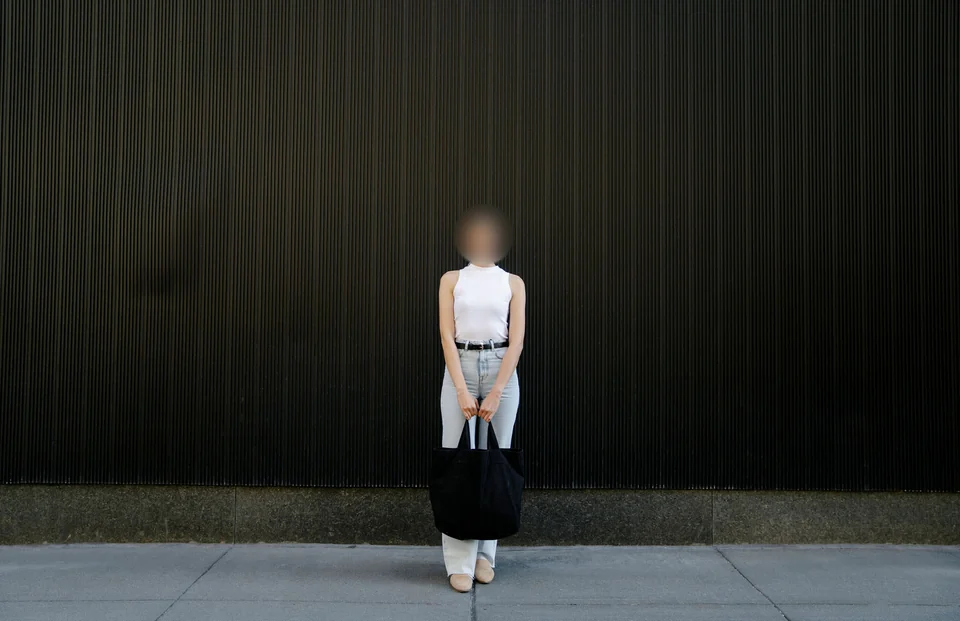 The face is blurred and the outfit remains visible.